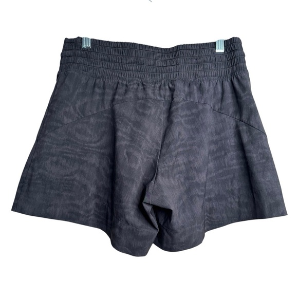 Athleta Shorts Size 8 Black 5" Inseam Running Pull On Camden Printed Shorts H3 - Picture 2 of 7